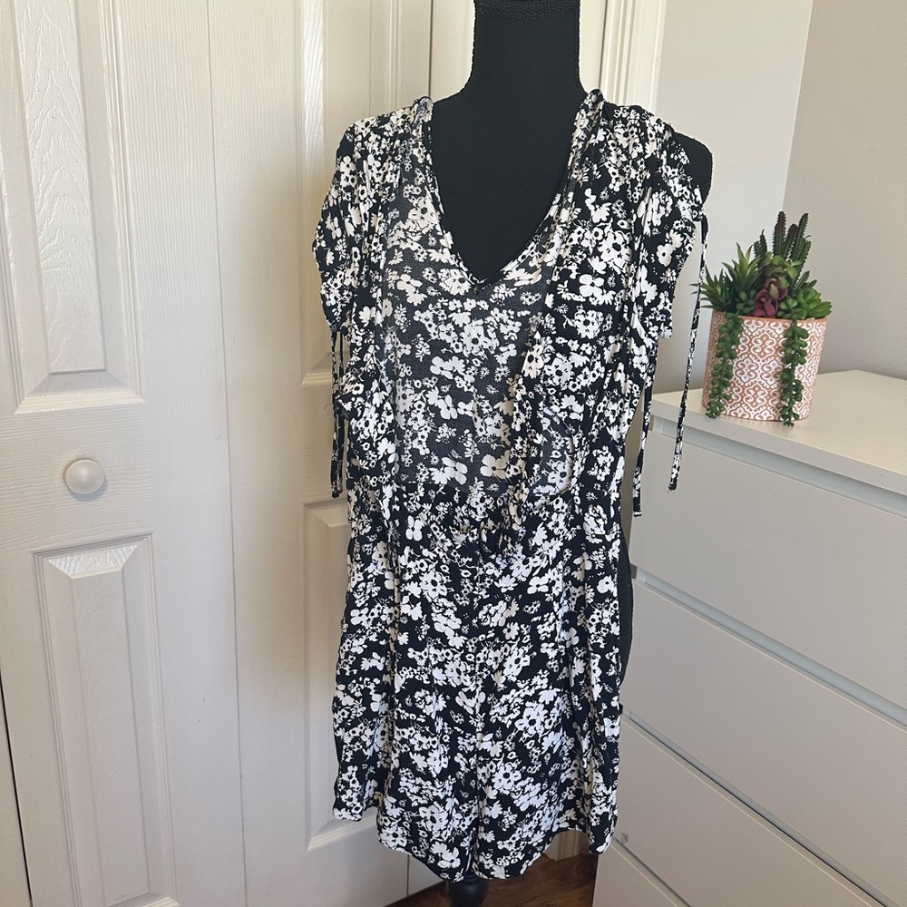 Express Black and White Floral Romper Short sleeves
Size 0 - Picture 3 of 8